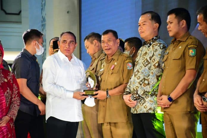 pemkab_deli_serdang_terima_penghargaan_keterbukaan_informasi_publik_2022
