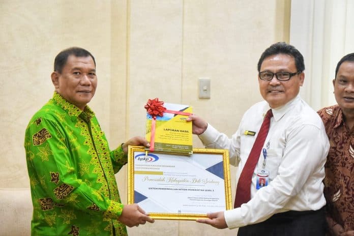 pemkab_deli_serdang_terima_penghargaan_maturitas_level_3_spip_tahun_2022