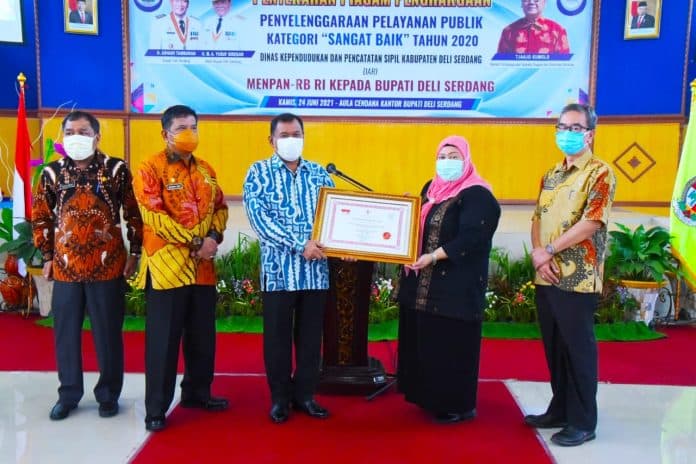 pemkab_deli_serdang_terima_penghargaan_pelayanan_publik_kategori_sangat_baik_dari_menpan_rb