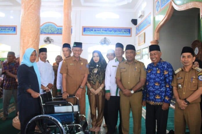 pemkab_labuhanbantu_salurkan_zakat_baznas_pada_509_orang