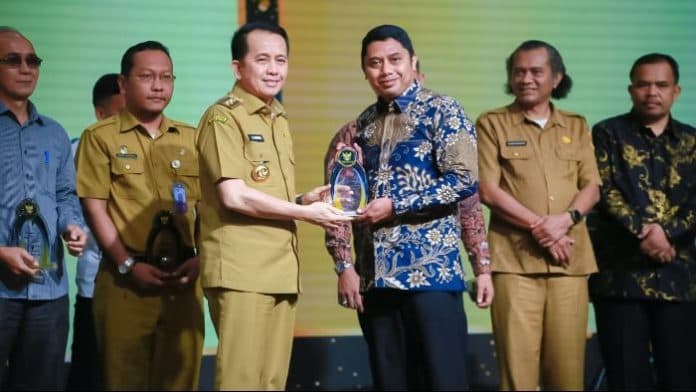 pemkab_labuhanbatu_terima_penghargaan_komisi_informasi_award_2024