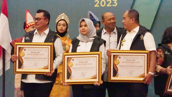 pemkab_langkat_terima_penghargaan_penyaluran_dana_desa_terbaik_ke_3_se_sumut