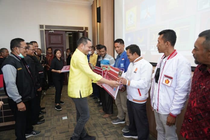 pemkab_pakpak_bharat_beri_dana_hibah_kepada_parpol_dan_ormas