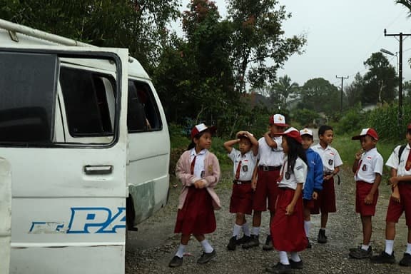 pemkab_pakpak_bharat_sediakan_delapan_bus_sekolah