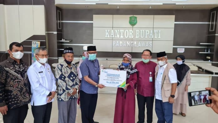 pemkab_palas_dan_bp_jamsostek_serahkan_santunan_kematian_kepada_3_keluarga_honorer