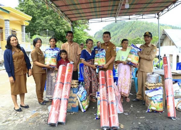pemkab_samosir_bantu_korban_kebakaran_di_sianjur_mula_mula
