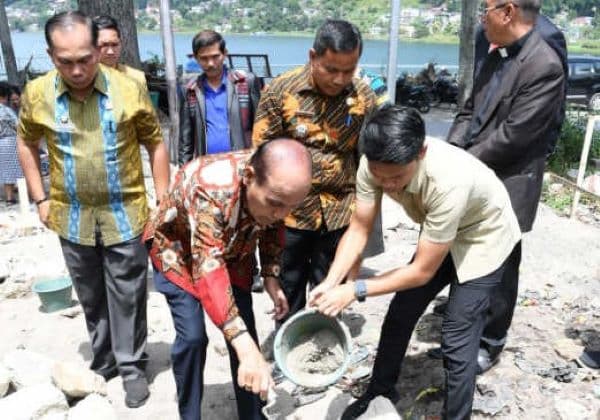 pemkab_samosir_bantu_pembangunan_rumah_dinas_gereja_sebesar_rp100_juta