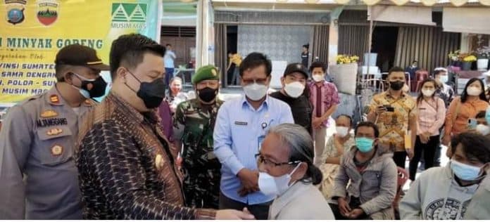 pemkab_samosir_gelar_pasar_murah_minyak_goreng