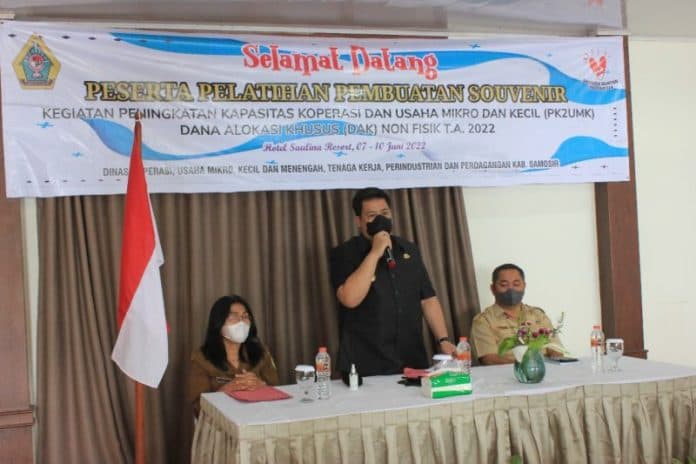 pemkab_samosir_gelar_pelatihan_pembuatan_souvenir_bagi_pelaku_umkm