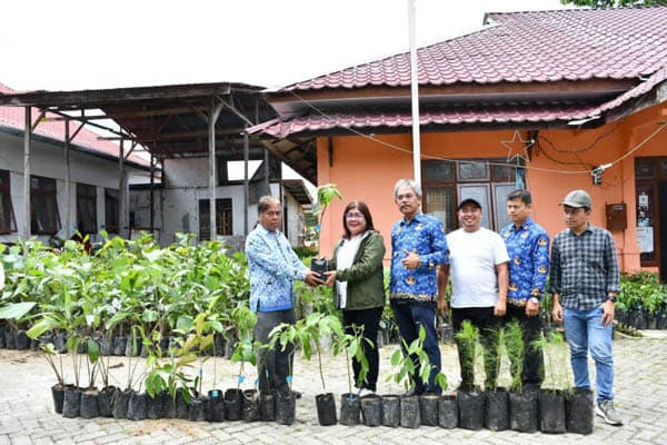 pemkab_samosir_terima_bantuan_bibit_tanaman_pemprov_sumut