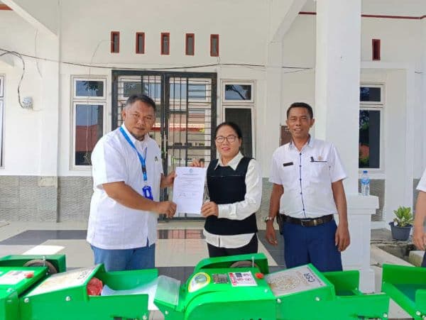 pemkab_samosir_terima_bantuan_tiga_unit_mesin_pencacah_eceng_gondok