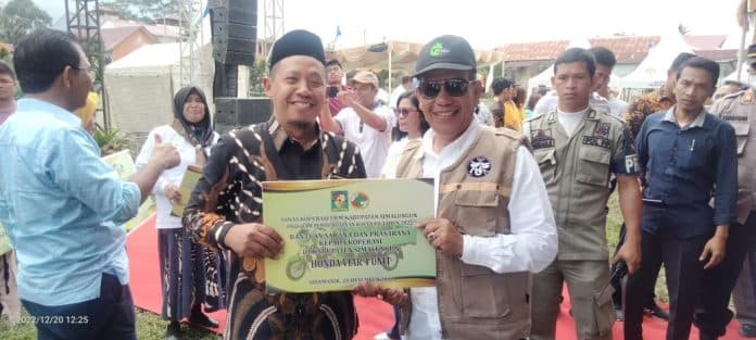 pemkab_serahkan_bantuan_sarana_prasarana_alat_bantu_umkm_di_sidamanik