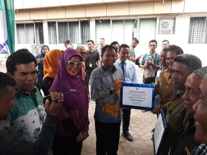 pemkab_sergai_serahkan_bantuan_perahu_kapal_pada_nelayan