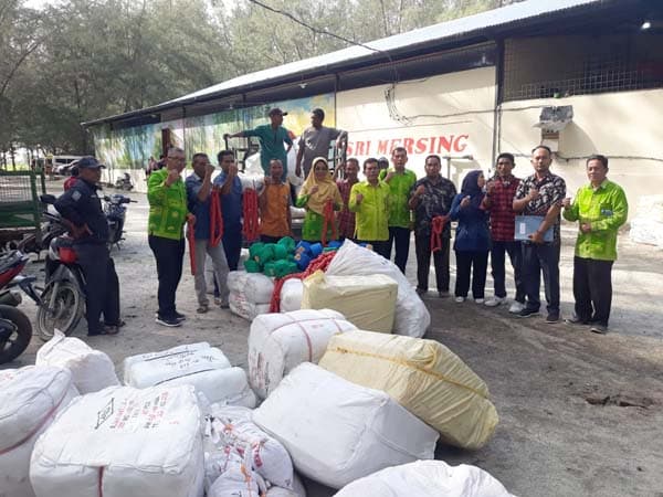 pemkab_sergai_serahkan_bantuan_sarana_penangkap_ikan_ke_12_kub_di_2_kecamatan