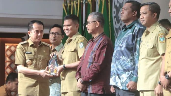 pemkab_sergai_tapteng_dan_pemko_tebing_tinggi_raih_penghargaan_katagori_informatif_di_ajang_ki_awards_2024