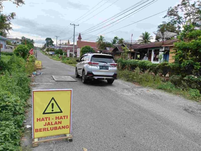 pemkab_simalungun_tak_peduli_lubang_badan_jalan_sidamanik_hanya_ditutupi_plat_besi