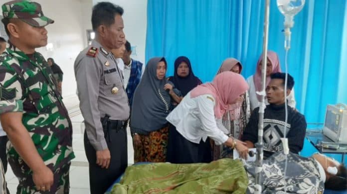 pemkab_tapsel_bantu_korban_rumah_tertimpa_pohon_di_situmba