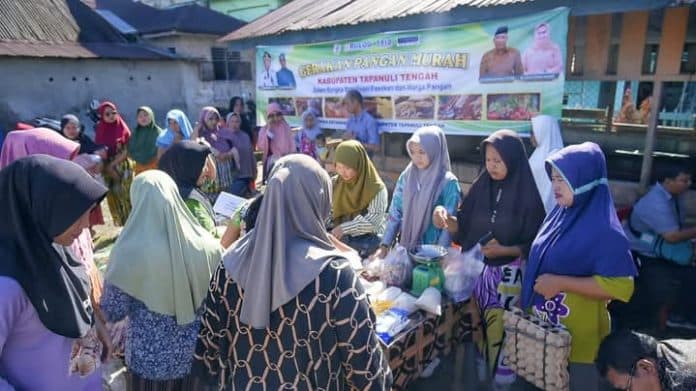 pemkab_tapteng_gelar_gerakan_pangan_murah_warga_terbantu