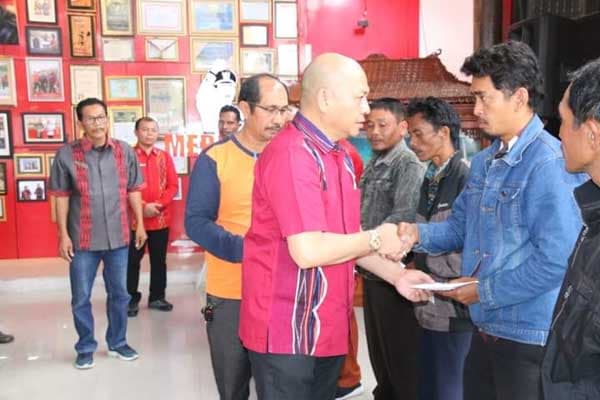 pemkab_taput_bantu_11_keluarga_korban_bencana_alam_tahun_2023