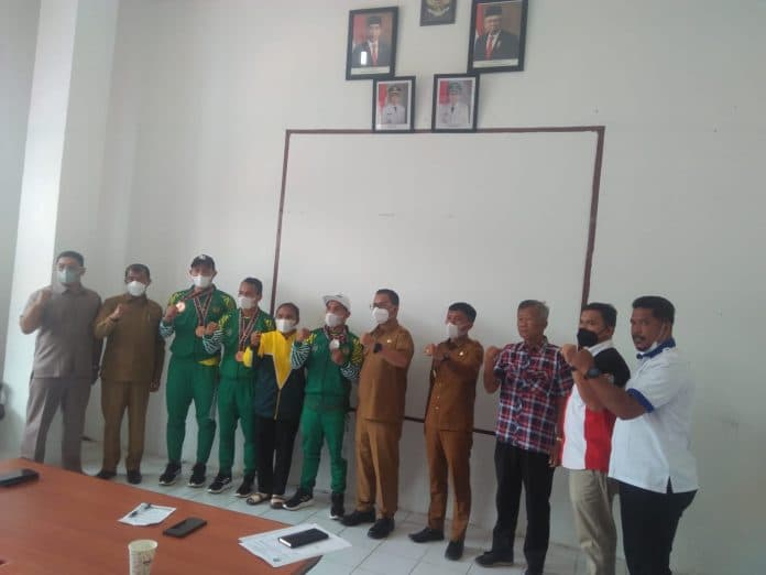 pemkab_toba_berikan_tali_asih_bagi_3_atlet_berprestasi_pada_pon_xx