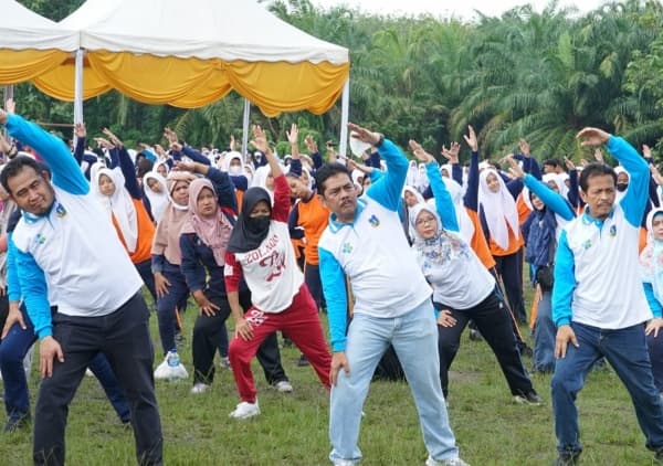 pemko_bersama_ratusan_warga_tebing_tinggi_ikuti_senam_germas_peringati_hkn_ke_58
