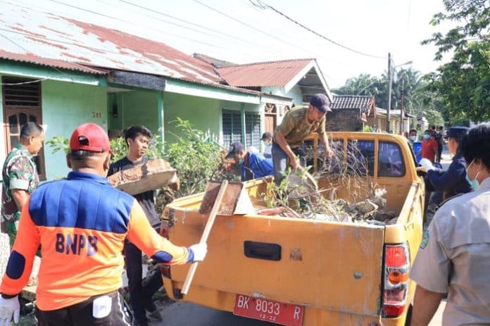 pemko_binjai_gotong_royong_bersama_warga_bersihkan_sisa_banjir