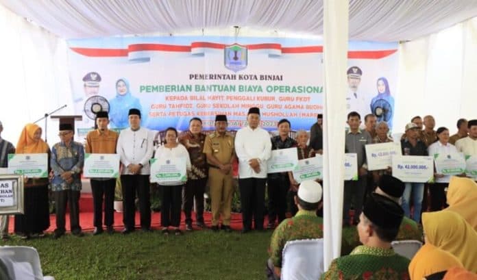 pemko_binjai_salurkan_bantuan_pada_1825_bilal_mayit_penggali_kubur_dan_guru_agama