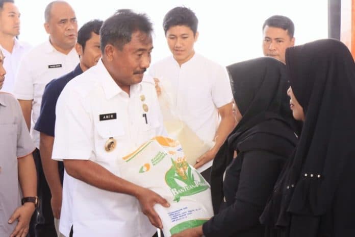 pemko_binjai_salurkan_bantuan_pangan_beras_kepada_16394_orang