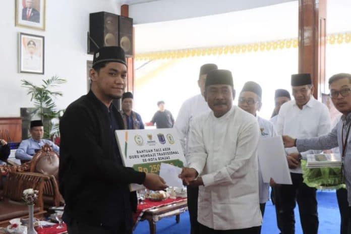pemko_binjai_serahkan_tali_asih_kepada_785_guru_mengaji