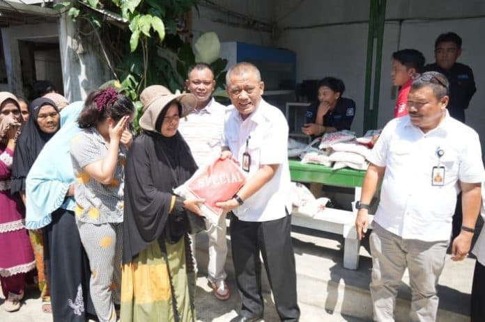pemko_medan_apresiasi_ecofriendly_board_jestham_bagikan_2000_karung_beras_di_belawan