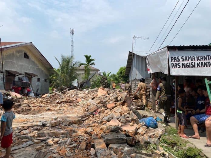 pemko_medan_bongkar_bangunan_liar_di_jalan_amal_helvetia