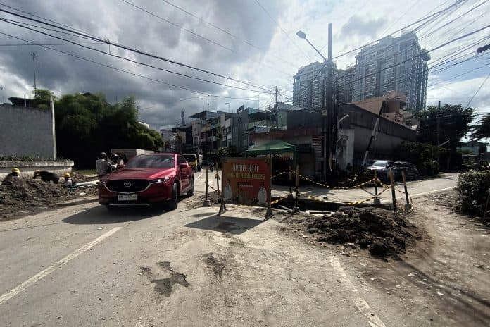 pemko_medan_kembali_gali_drainase_di_jalan_zainul_arifin