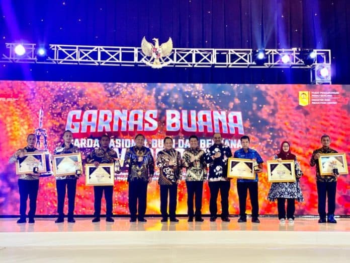 pemko_medan_terima_2_penghargaan_dari_kemendagri