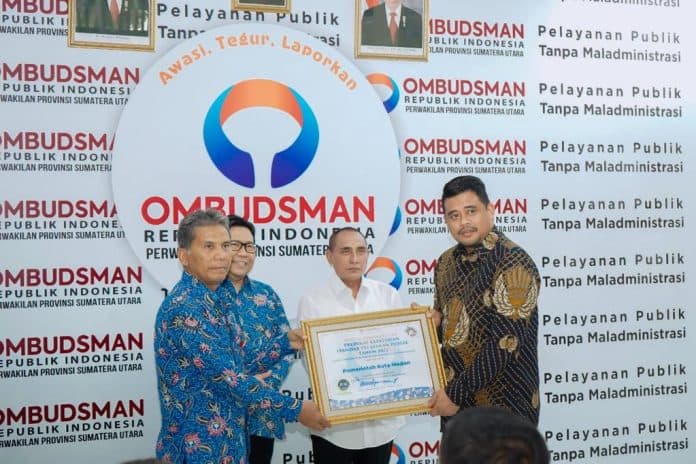 pemko_medan_terima_penghargaan_predikat_kepatuhan_standar_pelayanan_publik_2022