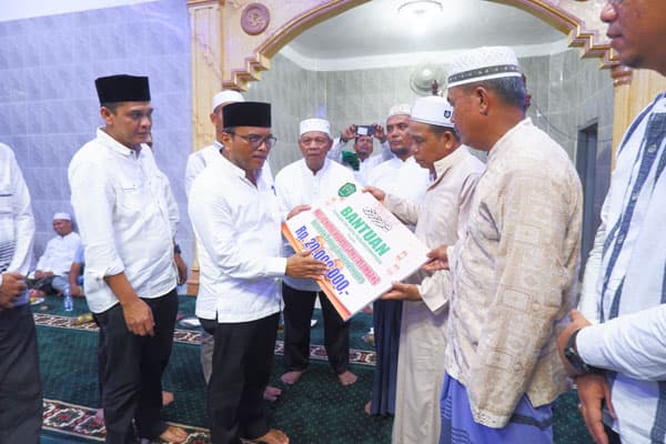 pemko_padangsidimpuan_beri_bantuan_uang_dan_sembako_di_desa_huta_lombang