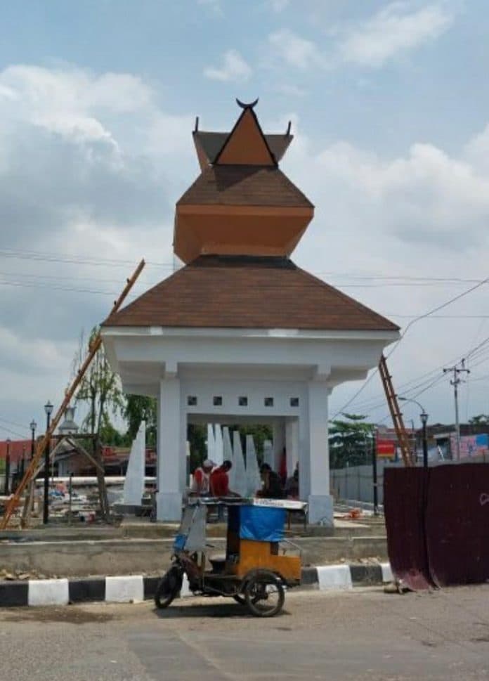 pemko_pastikan_ornamen_kepala_kerbau_dipasang_di_atas_gapura_medan_tuntungan