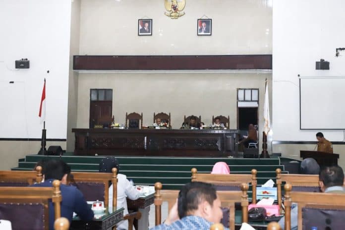 pemko_pematangsiantar_sampaikan_nota_jawaban_ranperda_apbd_2025