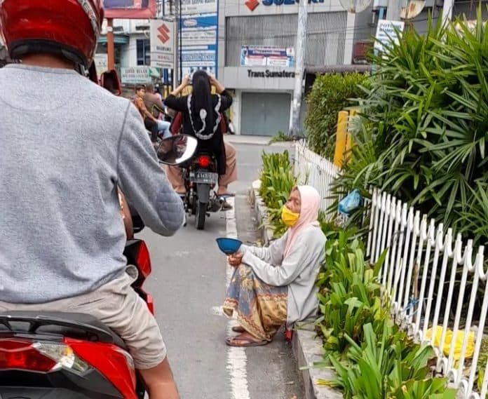 pemko_siantar_diminta_tertibkan_pengemis_tua_dan_anak_anak_di_lampu_merah