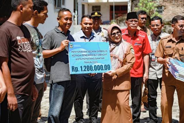pemko_siantar_salurkan_bantuan_dbhcht_tahun_2023_pada_700_orang