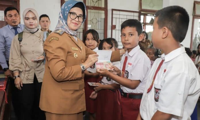 pemko_siantar_serahkan_bantuan_pendidikan_ke_2160_pelajar