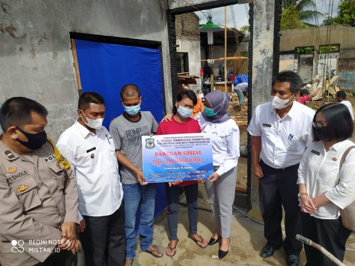 pemko_siantar_serahkan_santunan_kepada_korban_kebakaran_di_jalan_dalil_tani