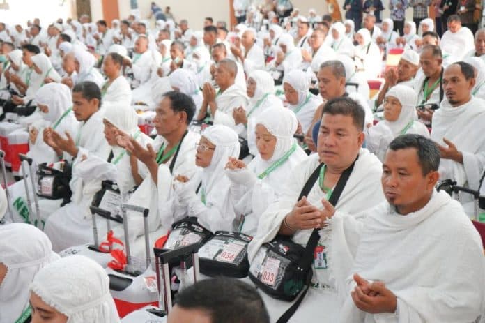 pemko_sibolga_berangkatkan_50_jemaah_ke_medan_pakai_pesawat