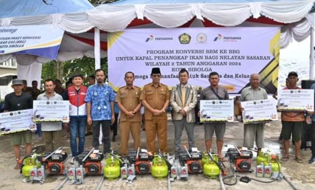 pemko_sibolga_salurkan_bantuan_konversi_bbm_ke_bbg_kepada_nelayan