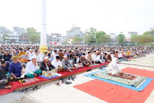 pemko_tanjungbalai_dan_warga_gelar_sholat_idulfitri_1444_hijriah