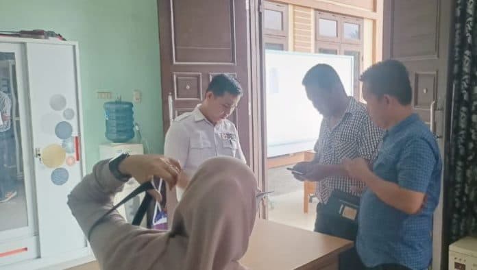 pemohon_dan_termohon_serahkan_kesimpulan_ke_bawaslu_labura