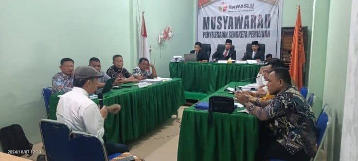 pemohon_menghadirkan_saksi_ahli_prof_taufik_siregar_saat_sidang_bawaslu_labura