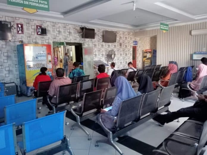 pemohon_sim_di_deli_serdang_kepanasan_kapolresta_salahkan_pln