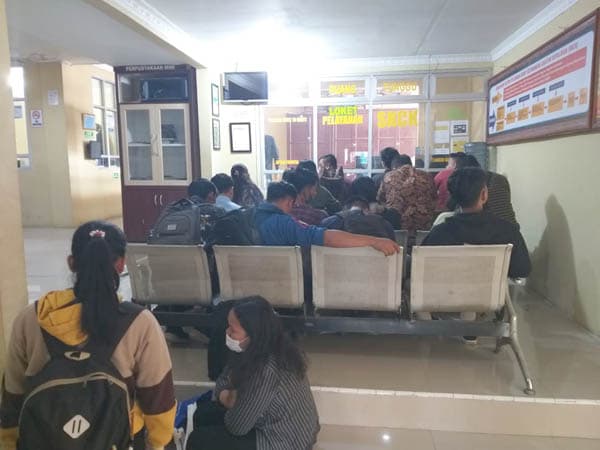 pemohon_skck_membludak_polres_taput_buka_pelayanan_sampai_malam