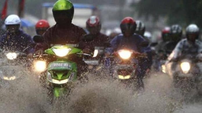 pemotor_jangan_pakai_sandal_cadangan_waktu_hujan