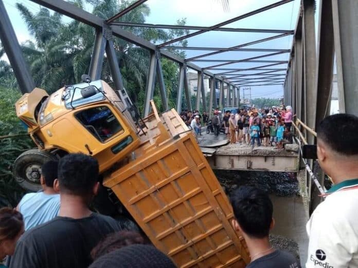 pemprov_sumut_janji_jembatan_yang_ambruk_di_langkat_dibangun_akhir_juli